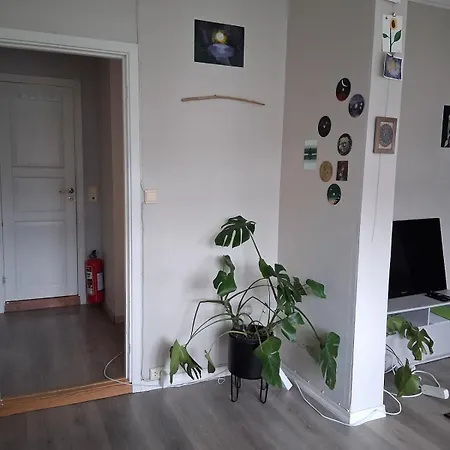 Cozy & 10min To Center Apartment